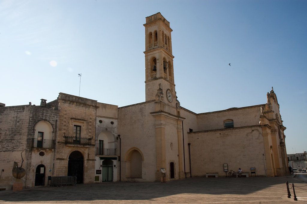 Piazza del Popolo, Specchia