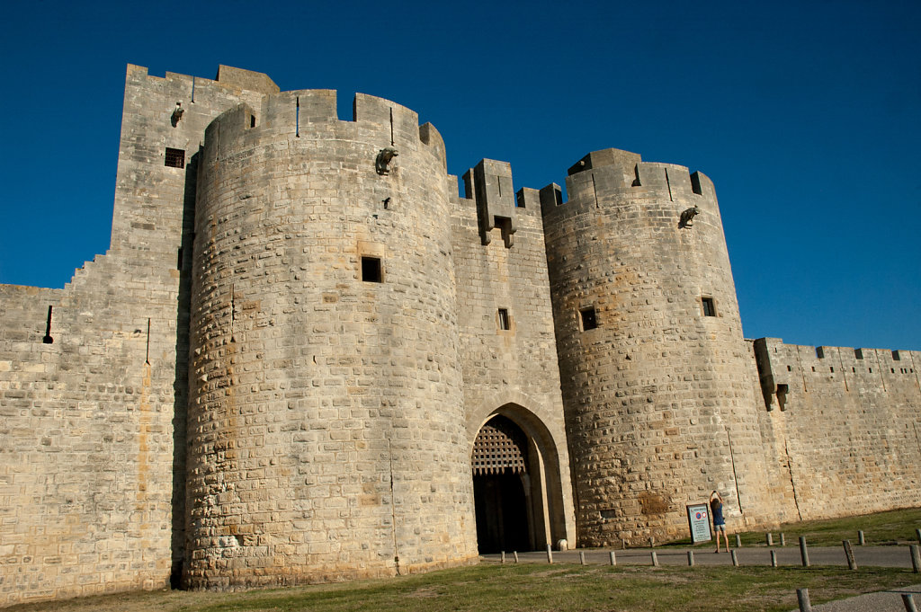 aigues-mortes-outer-wall-gate.jpg