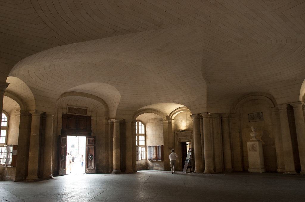 arles-Cryptoportiques-du-Forum-entrance.jpg