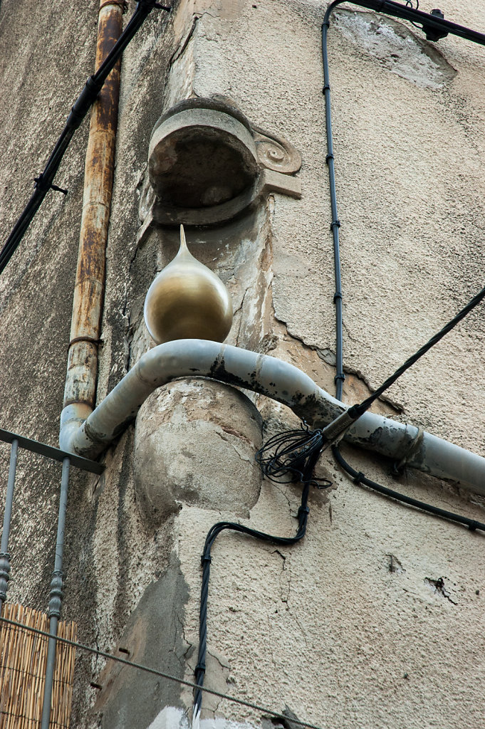 arles-street-corner-symbol.jpg