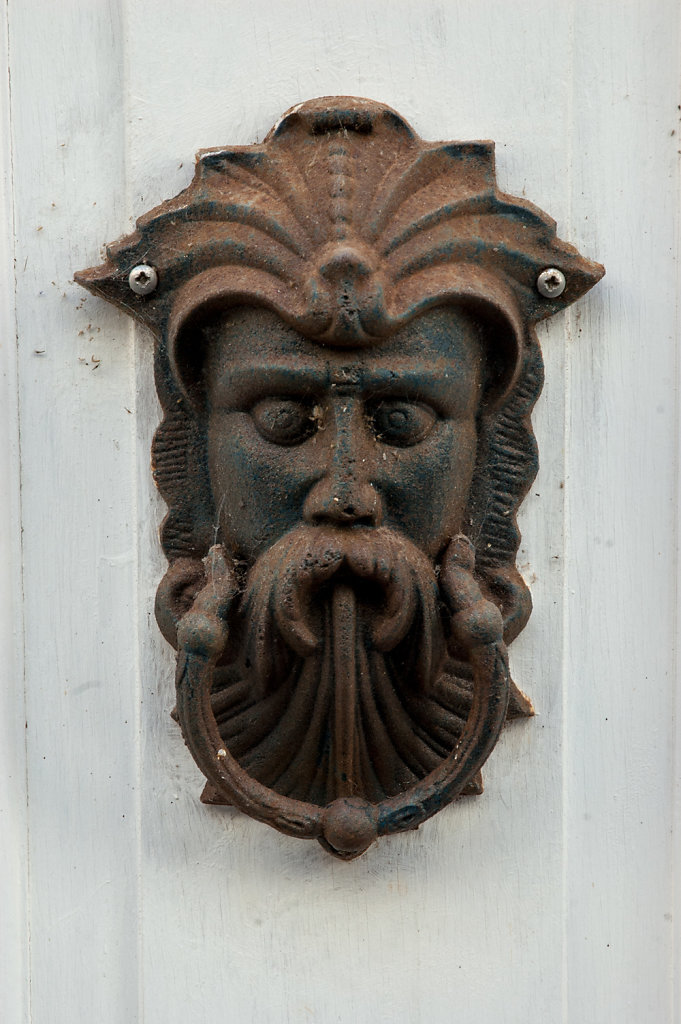 gruisssan-door-knocker.jpg