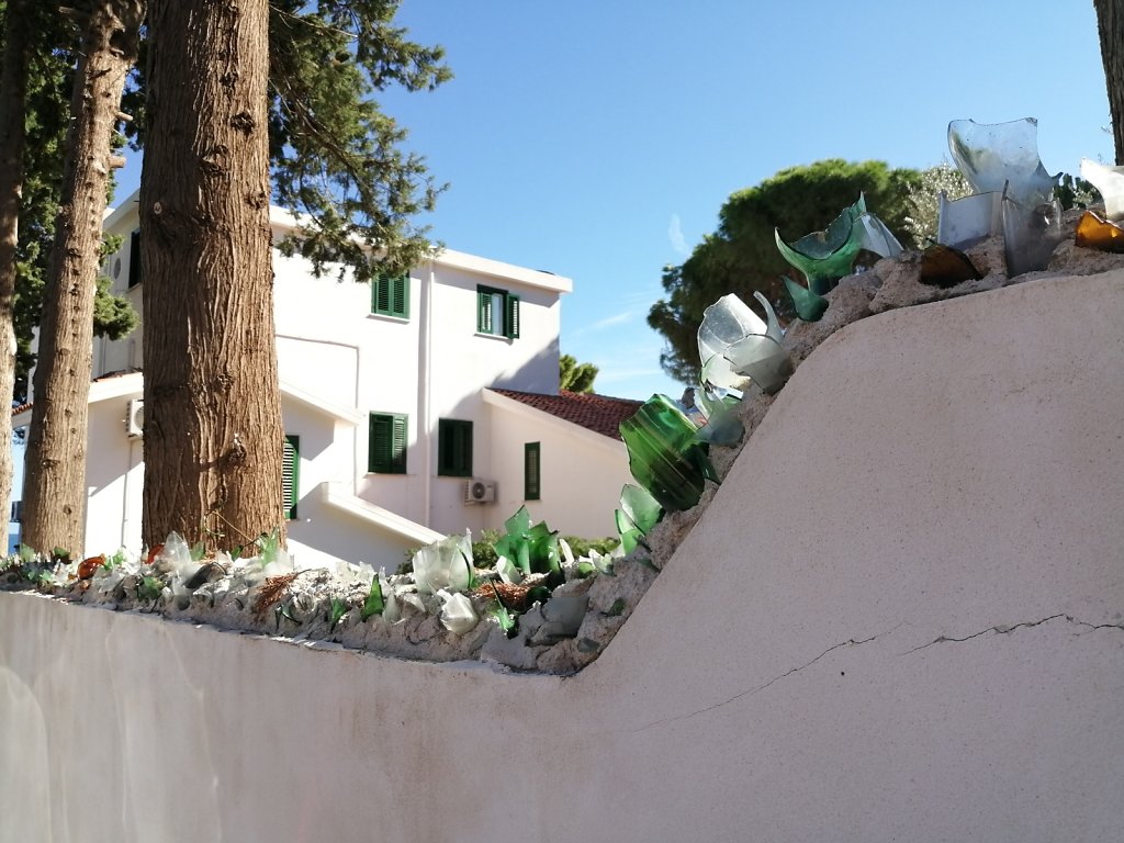 Mondello, 'Do not climb'
